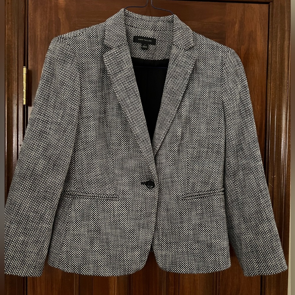 ANN TAYLOR Women’s Suit. Black & Ivory Jacket Color. Black Colored Skirt.